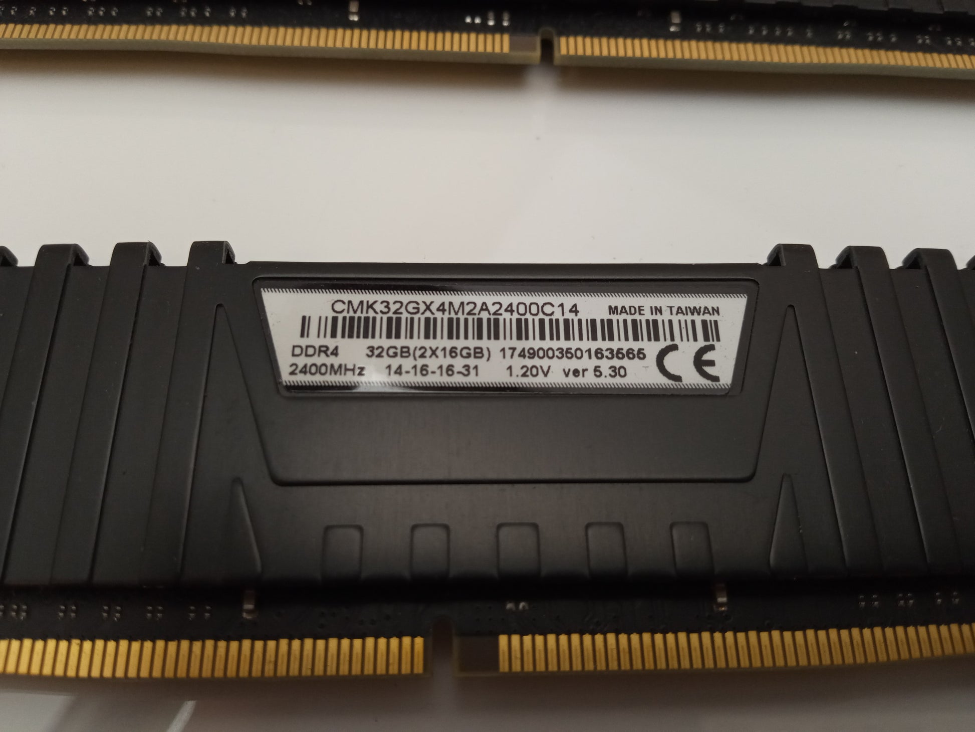 Corsair Vengeance 32GB(2x16GB) 2400 MHz DDR4-2400 PC4-19200 CMK32GX4M2A2400C14