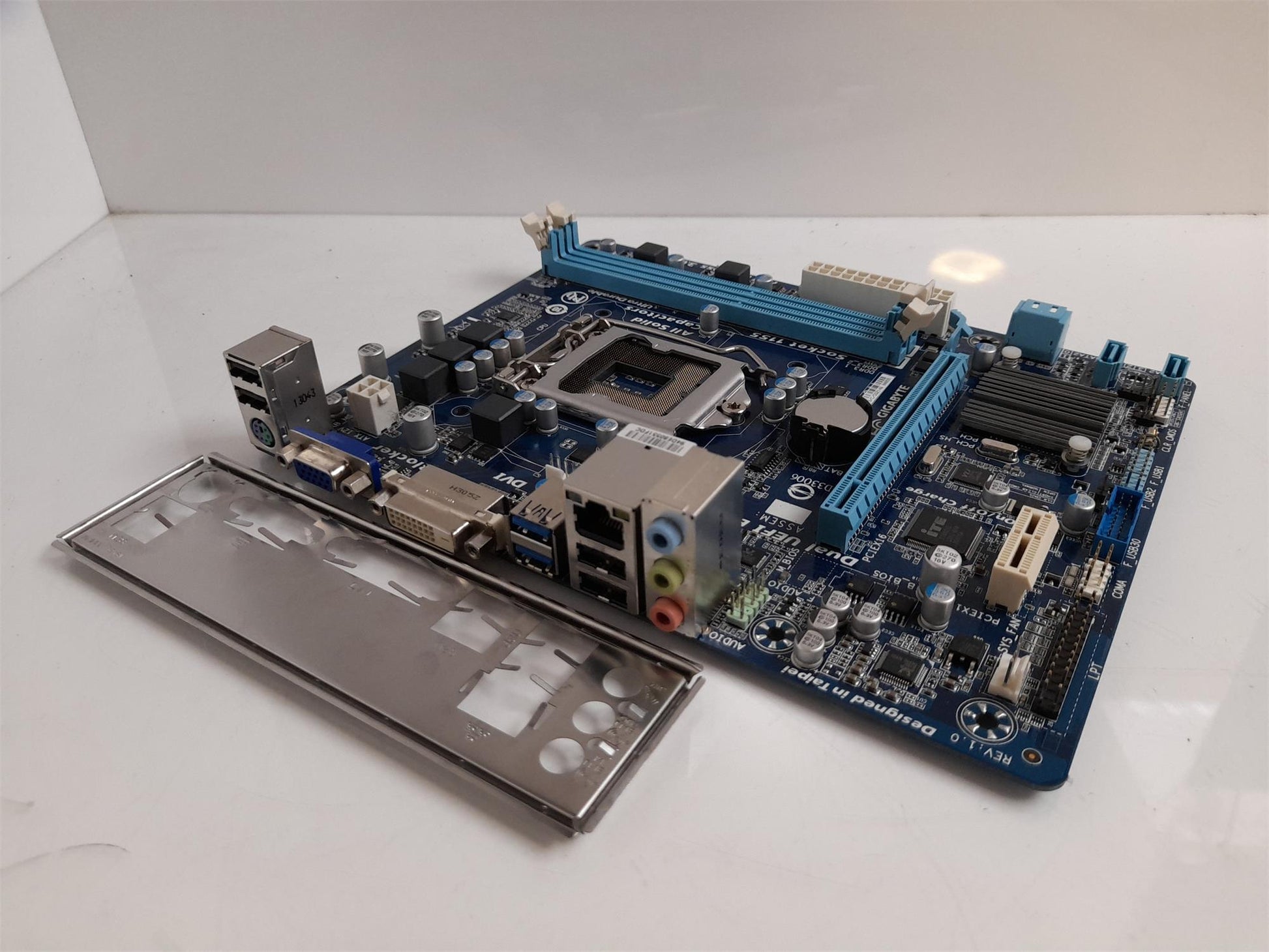 GIGABYTE GA-H61M-USB3V Socket LGA1155 Micro ATX Motherboard With I/O Shield