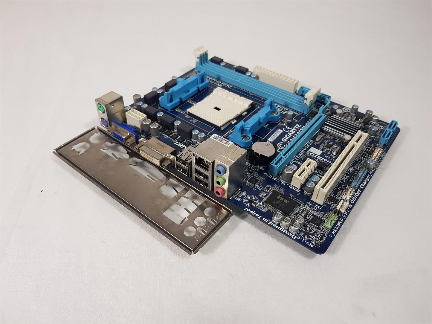 GIGABYTE GA-F2A55M-DS2 Socket FM2 DDR3 Micro ATX Motherboard With I/O