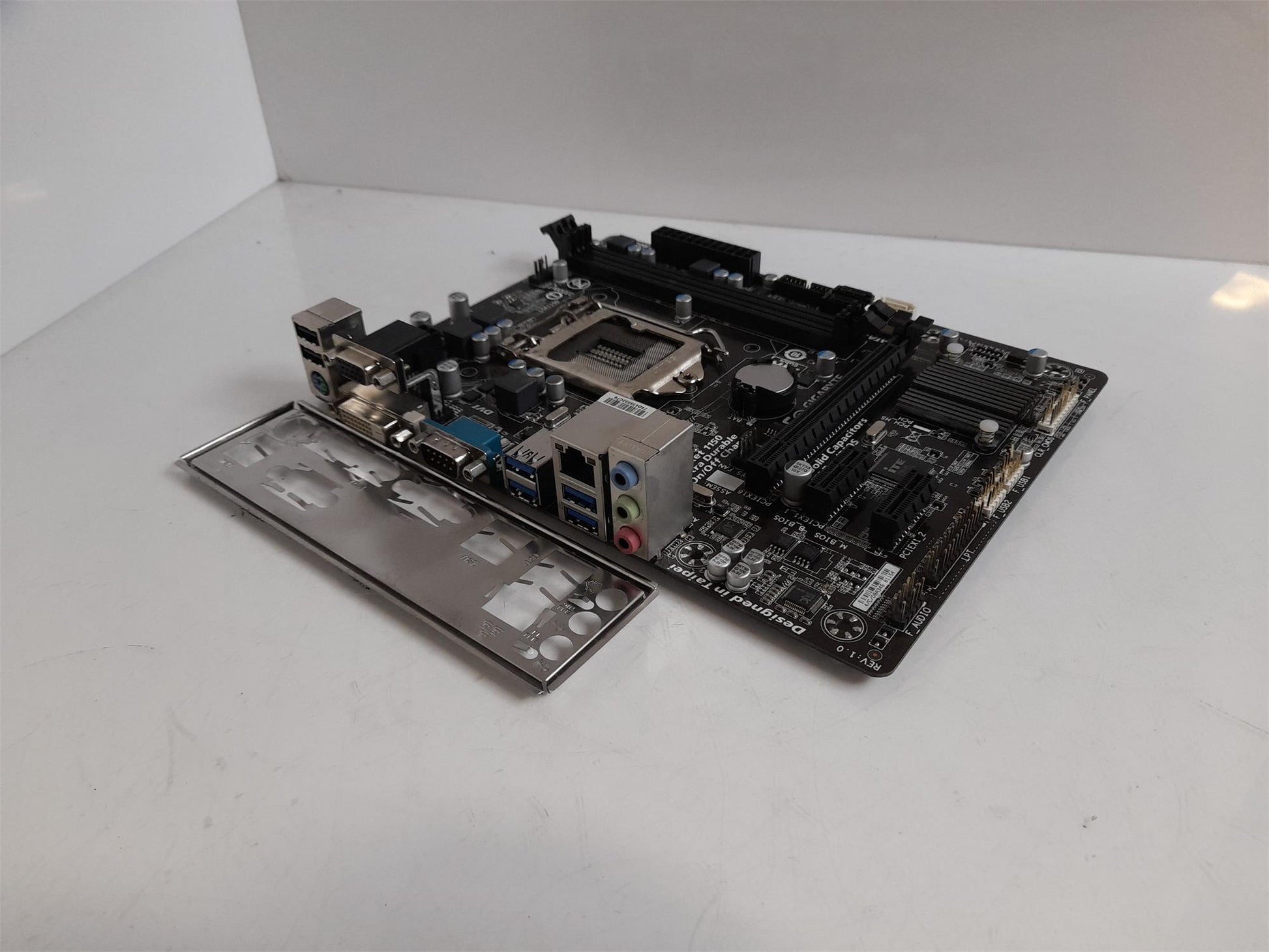 GIGABYTE GA-H81M-D2V Socket LGA1150 DDR3 PCI-E Motherboard With I/O Shield